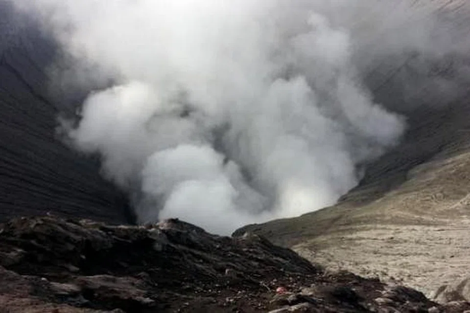MASIH AKTIF: Kawah yang masih aktif mengeluarkan kepulan asap. - Foto MUSTAFFA YAAKUB