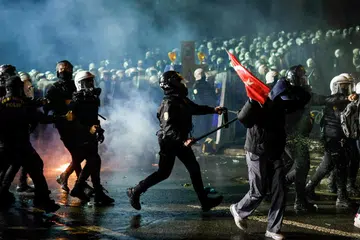 Anggota polis rusuhan Turkey menggunakan semburan lada untuk menyuraikan penunjuk perasaan semasa perhimpunan menyokong Datuk Bandar Istanbul yang ditahan, Ekrem Imamoglu, di Istanbul pada 23 Mac 2025. Encik Imamoglu, yang baru digugurkan daripada jawatannya, telah dibawa ke penjara di pinggir barat bandar raya Istanbul pada petang hari yang sama, menurut kenyataan parti pembangkang utama, Parti Rakyat Republikan (CHP).