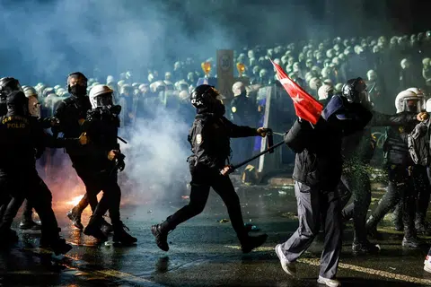 Anggota polis rusuhan Turkey menggunakan semburan lada untuk menyuraikan penunjuk perasaan semasa perhimpunan menyokong Datuk Bandar Istanbul yang ditahan, Ekrem Imamoglu, di Istanbul pada 23 Mac 2025. Encik Imamoglu, yang baru digugurkan daripada jawatannya, telah dibawa ke penjara di pinggir barat bandar raya Istanbul pada petang hari yang sama, menurut kenyataan parti pembangkang utama, Parti Rakyat Republikan (CHP).