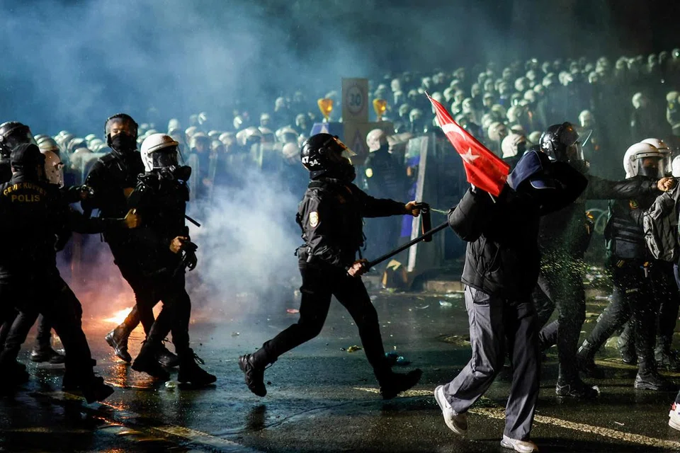 Anggota polis rusuhan Turkey menggunakan semburan lada untuk menyuraikan penunjuk perasaan semasa perhimpunan menyokong Datuk Bandar Istanbul yang ditahan, Ekrem Imamoglu, di Istanbul pada 23 Mac 2025. Encik Imamoglu, yang baru digugurkan daripada jawatannya, telah dibawa ke penjara di pinggir barat bandar raya Istanbul pada petang hari yang sama, menurut kenyataan parti pembangkang utama, Parti Rakyat Republikan (CHP).