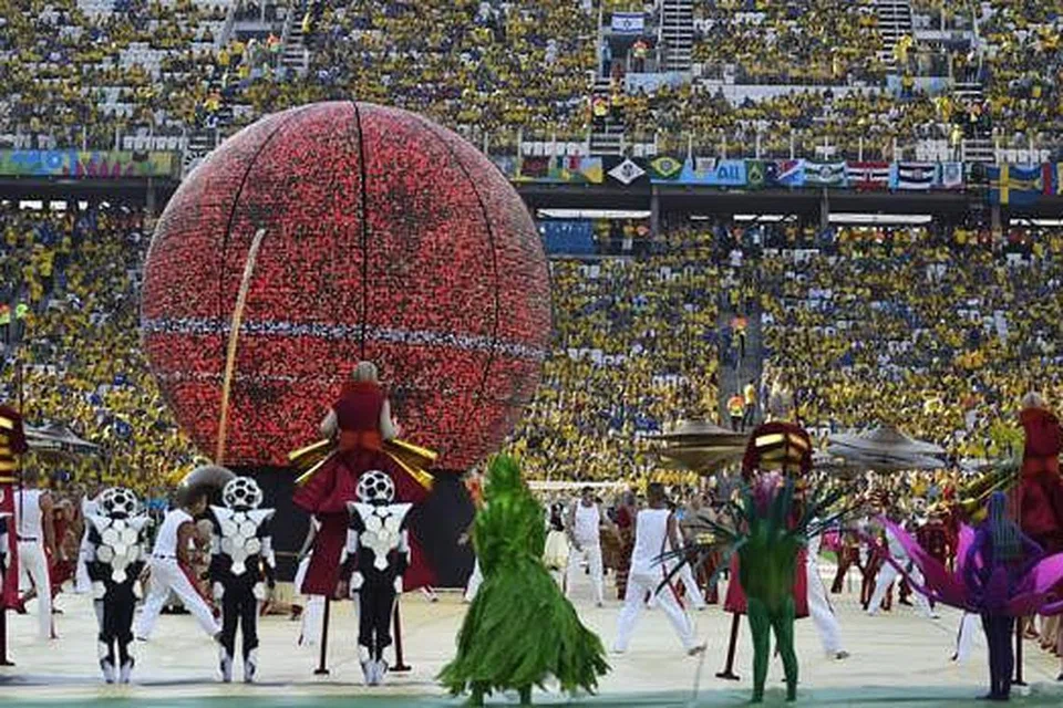 ACARA BERWARNA-WARNI: Antara persembahan di upacara perasmian kejohanan bola sepak Piala Dunia di Brazil. - Foto AFP
