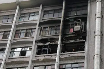 KORBAN NYAWA: Beberapa bilik dan tingkap di sebuah hospis di Taipei kelihatan rosak teruk selepas kebakaran yang berlaku di tingkat tujuh bangunan itu awal pagi kelmarin. - Foto AFP