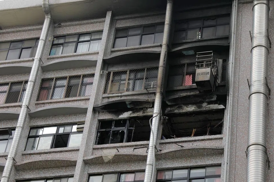 KORBAN NYAWA: Beberapa bilik dan tingkap di sebuah hospis di Taipei kelihatan rosak teruk selepas kebakaran yang berlaku di tingkat tujuh bangunan itu awal pagi kelmarin. - Foto AFP