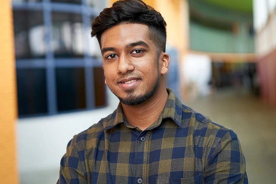 CARI KEKUATAN: Encik Mohamed Taufik Rahim, 20 tahun, yang telah beralih pengajian dari Maktab Rendah Jurong ke Politeknik Temasek, yakin bahawa banyak kegunaan bidang kejuruteraan bioperubatan yang diceburinya, khususnya dalam masyarakat yang semakin menua di Singapura. - Foto POLITEKNIK TEMASEK