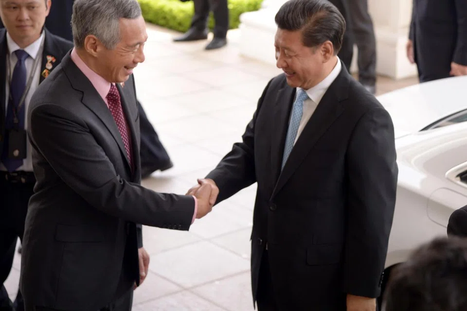 Perdana Menteri, Encik Lee Hsien Loong (kiri), menyambut kedatangan Presiden China, Encik Xi Jinping, di Istana pada 2015, apabila Singapura dan China meraikan 25 tahun hubungan diplomatik.