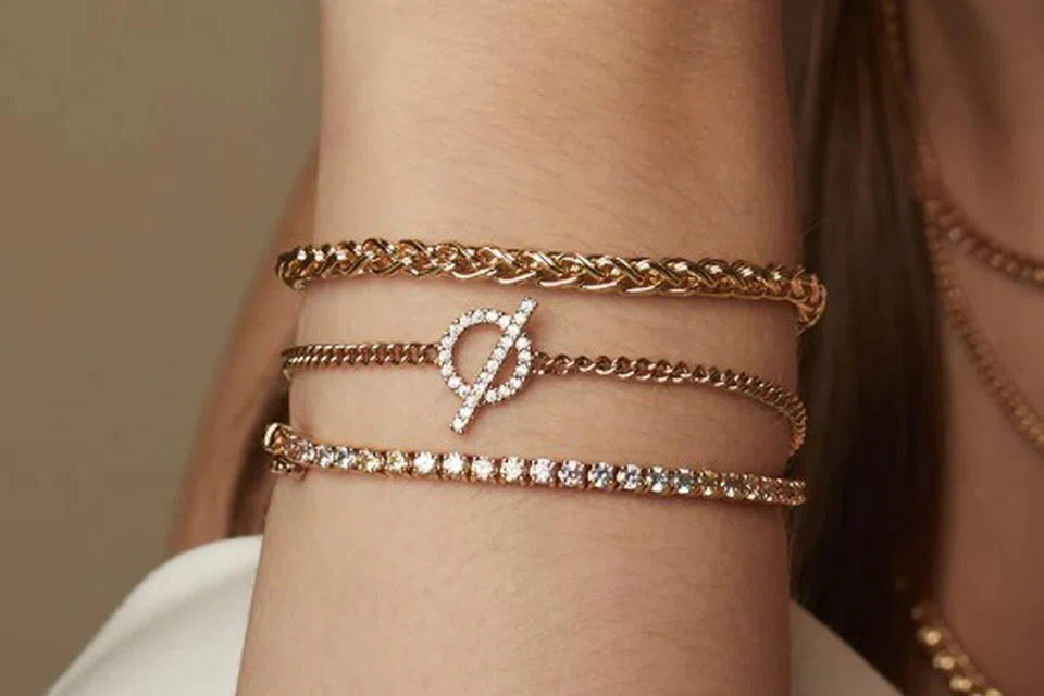 Gelang tenis pelangi ‘demi-fine’ disalut ‘vermeil’ (perak sterling dengan lapisan luar emas lima kali lebih tebal daripada lapisan biasa) emas 14K ($285) daripada jenama aksesori Malaysia, Wanderlust + Co.