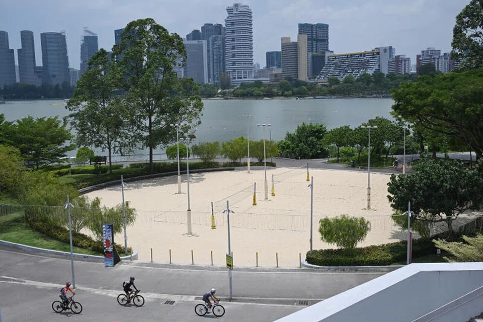 Objek yang berdiri tegak seperti tiang lampu tidak akan mempunyai bayang-bayang disebabkan fenomena Lahaina pada tengah hari, atau juga dikenali sebagai hari bayang-bayang sifar. 