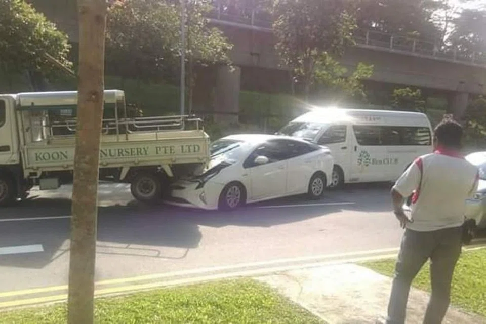 Pemandu dan penumpang bas mini (kanan) yang terlibat dalam kemalangan lima kenderaan di Bukit Batok semalam telah dibawa ke hospital. FOTO: FACEBOOK/SINGAPOREROADACCIDENT.COM