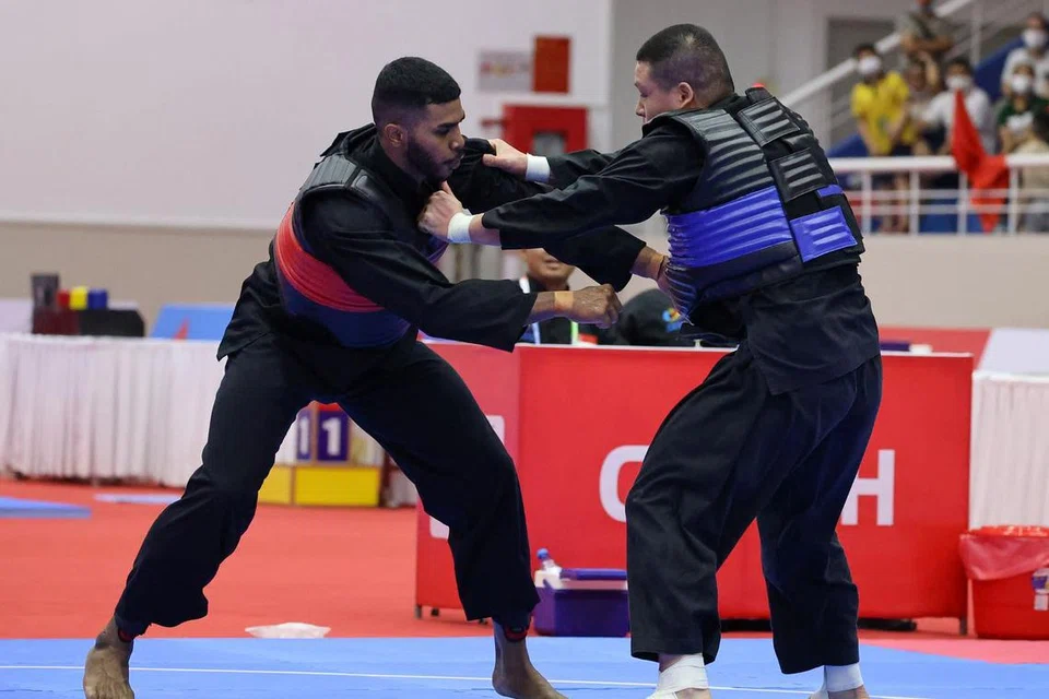 Farhan (kiri) mengecewakan harapan tuan rumah Nguyen Van Tri dari Vietnam 24-10 dalam suku akhir acara tanding putera kelas J (90-95kg) pada petang ini. 