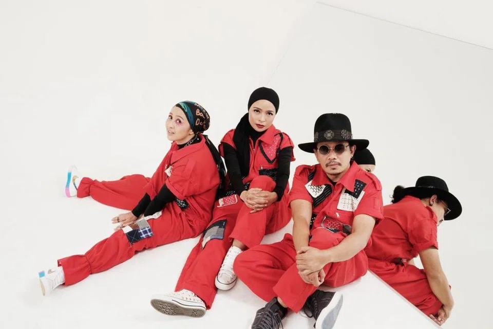 ENGGAN BERGANJAK: Kotak berusaha mempertahankan hak menyanyikan lagu-lagu band ini meskipun ia dicipta bekas pemain dram, Posan Tobing.