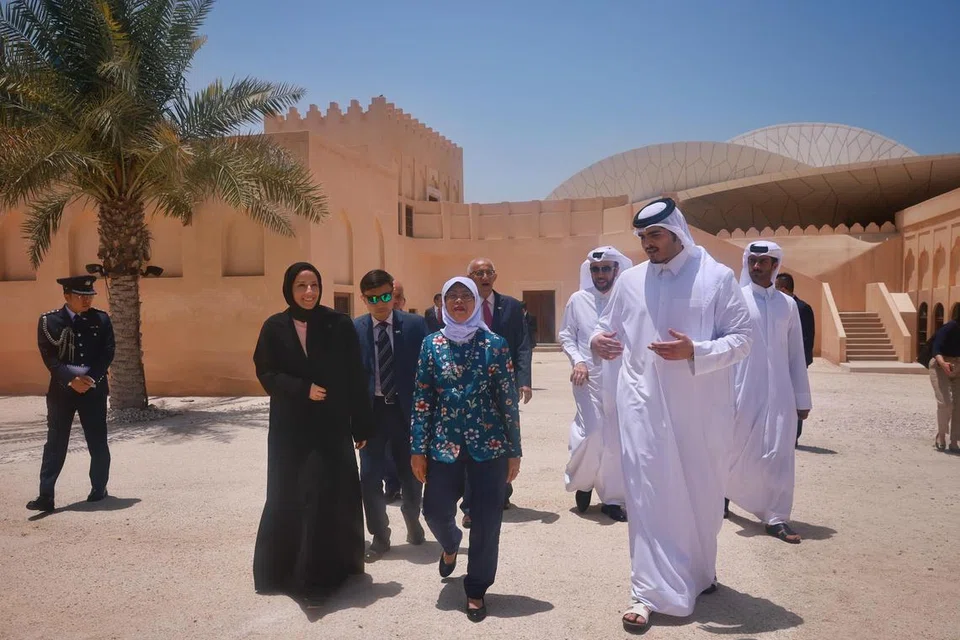 MENGIRING PRESIDEN: Puan Halimah disambut dan diiring penuh hormat oleh (kiri) pengerusi Muzium Negara Qatar, Cik Sheikha Mayassa Al-Thani, dan pengarah muzium, Sheikh Abdulaziz bin Hamad Al Thani, .