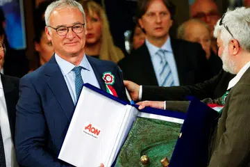 SENTUHAN CEMERLANG: Kejayaan cemerlang Claudio Ranieri (kiri) bersama Leicester City musim ini turut menyaksikan beliau diiktiraf Anugerah Jurulatih Terbaik Italy. - Foto REUTERS