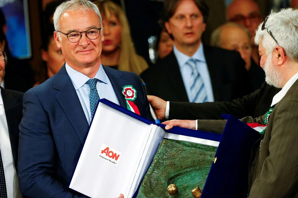 SENTUHAN CEMERLANG: Kejayaan cemerlang Claudio Ranieri (kiri) bersama Leicester City musim ini turut menyaksikan beliau diiktiraf Anugerah Jurulatih Terbaik Italy. - Foto REUTERS
