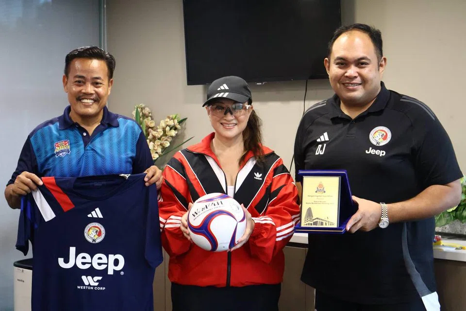 (Dari kiri) Pengurus Pasukan Majlis Bandaraya Petaling Jaya (MBPJ FC) Noorsalam; Presiden Walking Football4Health Global (Waf4h), Dr Dee Dee Mahmood; dan Naib Pengerusi Balestier Khalsa FC, Darwin Jalil. Dr Dee Dee berharap dapat bekerjasama dengan lebih banyak pasukan tempatan dan antarabangsa bagi meningkatkan profil sukan bola sepak berjalan. 
