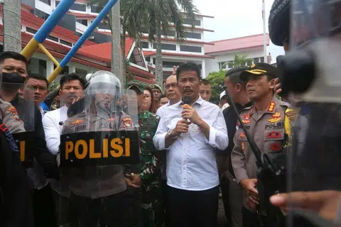 MASALAH PERHUBUNGAN:  Ketua BP Batam, Encik Muhammad Rudi, bercakap kepada ratusan penduduk Pulau Rempang yang membantah projek membangunkan Rempang Eco City di pejabat BP Batam pada Isnin