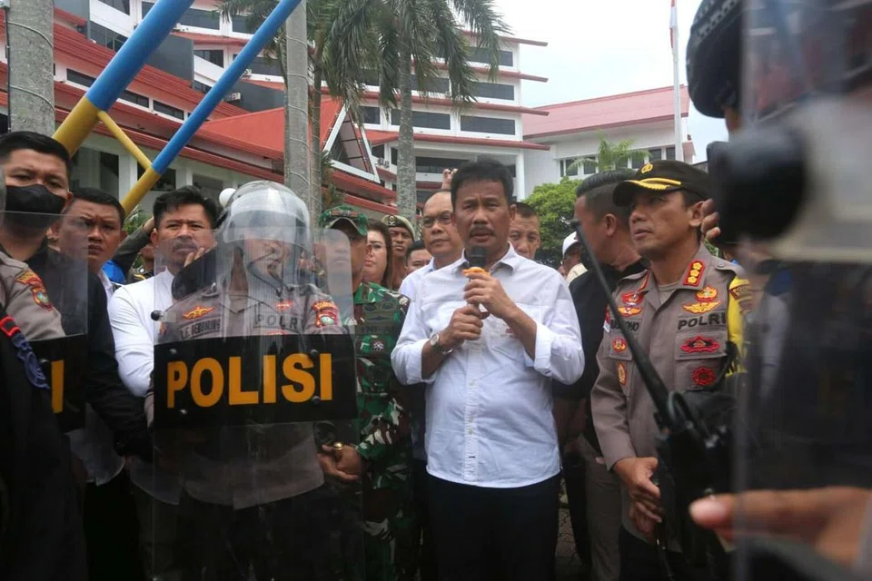 MASALAH PERHUBUNGAN:  Ketua BP Batam, Encik Muhammad Rudi, bercakap kepada ratusan penduduk Pulau Rempang yang membantah projek membangunkan Rempang Eco City di pejabat BP Batam pada Isnin