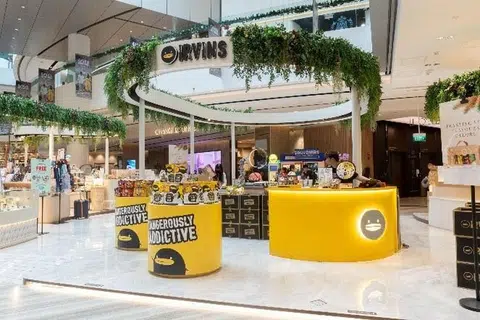 JENAMA TEMPATAN: Kedai runcit snek IRVINS antara yang ditampilkan di kelompok baru ini.