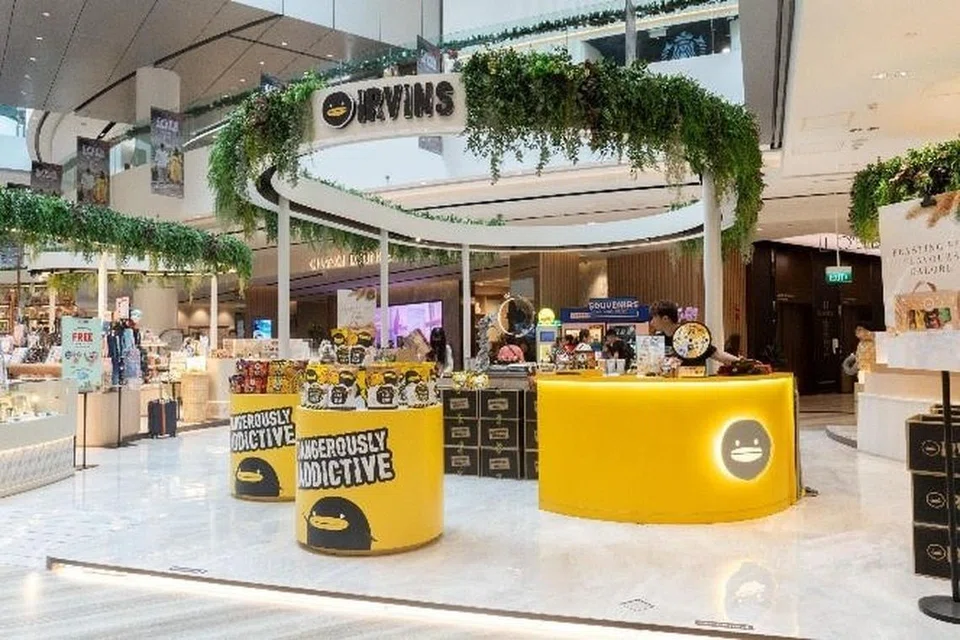 JENAMA TEMPATAN: Kedai runcit snek IRVINS antara yang ditampilkan di kelompok baru ini.