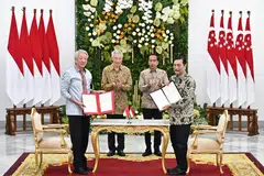 Menteri Kanan merangkap Menteri Penyelaras bagi Keselamatan Negara, Encik Teo Chee Hean (depan, kiri), dan Menteri Penyelaras bagi Ehwal Maritim dan Pelaburan Indonesia, Encik Luhut Pandjaitan (depan, kanan), menandatangani MOU mengenai Pemerkasaan Masyarakat dalam Ekosistem Bakau semasa Rahat Pemimpin Singapura-Indonesia di Bogor, Indonesia pada 29 April. Acara tandatangan itu disaksikan Perdana Menteri, Encik Lee Hsien Loong, dan Presiden Indonesia, Encik Joko Widodo.