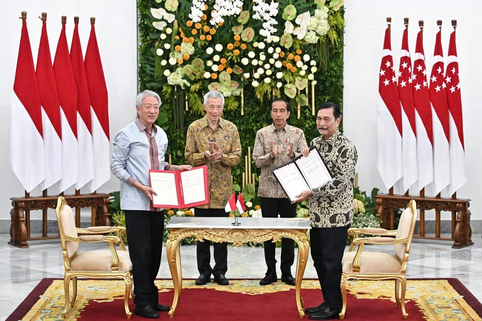 Menteri Kanan merangkap Menteri Penyelaras bagi Keselamatan Negara, Encik Teo Chee Hean (depan, kiri), dan Menteri Penyelaras bagi Ehwal Maritim dan Pelaburan Indonesia, Encik Luhut Pandjaitan (depan, kanan), menandatangani MOU mengenai Pemerkasaan Masyarakat dalam Ekosistem Bakau semasa Rahat Pemimpin Singapura-Indonesia di Bogor, Indonesia pada 29 April. Acara tandatangan itu disaksikan Perdana Menteri, Encik Lee Hsien Loong, dan Presiden Indonesia, Encik Joko Widodo.