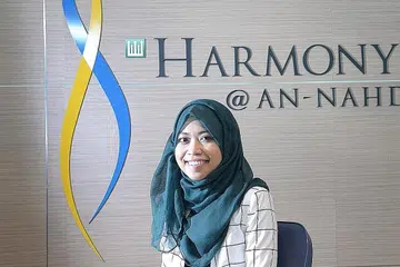 MUKA BARU: Ustazah Liyana Rosli Asmara kini mengetuai pucuk pimpinan Pusat Harmoni, wanita pertama yang menyandang jawatan itu sejak 2006. Penyerahan jawatan baru itu dibuat semasa sambutan Hari Raya Antara Agama yang dihadiri lebih 40 pemimpin keagamaan melalui aplikasi Zoom. - Foto-foto PUSAT HARMONI dan fail
