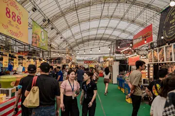 SEWA DIHADKAN: Had sewa maksimum $15,000 ditetapkan bagi setiap gerai untuk Bazar Raya Geylang Serai 2024 menyusuli maklum balas dan keprihatinan orang ramai, khususnya peniaga mengenai kos sewa gerai Bazar Geylang Serai yang tinggi. Gambar diambil semasa bazar pada 2023.