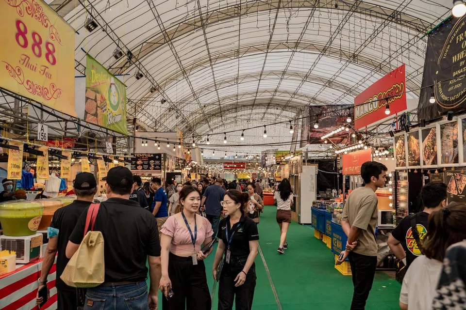 SEWA DIHADKAN: Had sewa maksimum $15,000 ditetapkan bagi setiap gerai untuk Bazar Raya Geylang Serai 2024 menyusuli maklum balas dan keprihatinan orang ramai, khususnya peniaga mengenai kos sewa gerai Bazar Geylang Serai yang tinggi. Gambar diambil semasa bazar pada 2023.