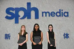(Dari kiri) Cik Megan Wee, penerima Biasiswa SPH Media–Yayasan Temasek; Cik Vishruta Nandakumar, penerima Biasiswa Kewartawanan SPH Media; dan Cik Stacey Ngiam, penerima Biasiswa Kewartawanan SPH Media; bergambar bersama selepas majlis penyampaian Anugerah Biasiswa SPH Media 2025, yang berlangsung di News Centre pada 1 Ogos.