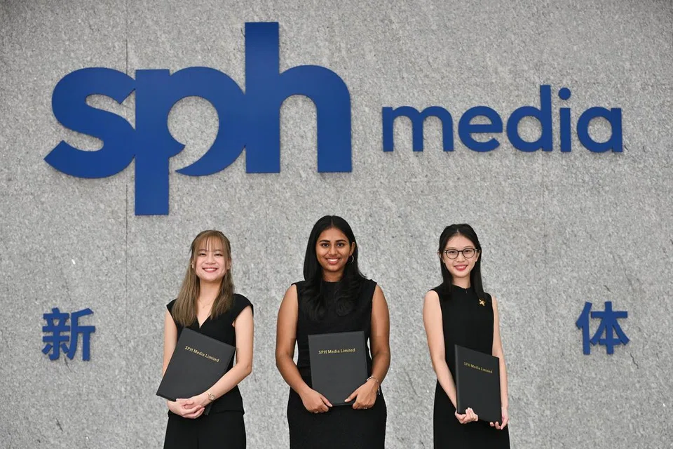 (Dari kiri) Cik Megan Wee, penerima Biasiswa SPH Media–Yayasan Temasek; Cik Vishruta Nandakumar, penerima Biasiswa Kewartawanan SPH Media; dan Cik Stacey Ngiam, penerima Biasiswa Kewartawanan SPH Media; bergambar bersama selepas majlis penyampaian Anugerah Biasiswa SPH Media 2025, yang berlangsung di News Centre pada 1 Ogos.
