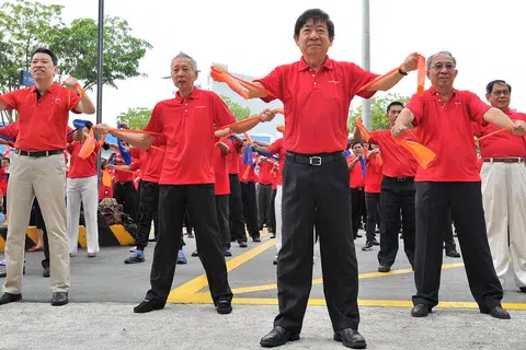 SENAM BERAMAI-RAMAI: Sebagai sebahagian upacara menyambut Hari Kebangsaan oleh ComfortDelGro, 1,220 kakitangan dan pemandu teksinya memecahkan Buku Rekod Singapura dengan senaman beramai-ramai. - Foto THE STRAITS TIMES