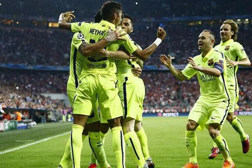 MARA KE FINAL: Neymar (membelakangkan kamera) meraikan gol yang dijaringkan dengan rakan sepasukan. 