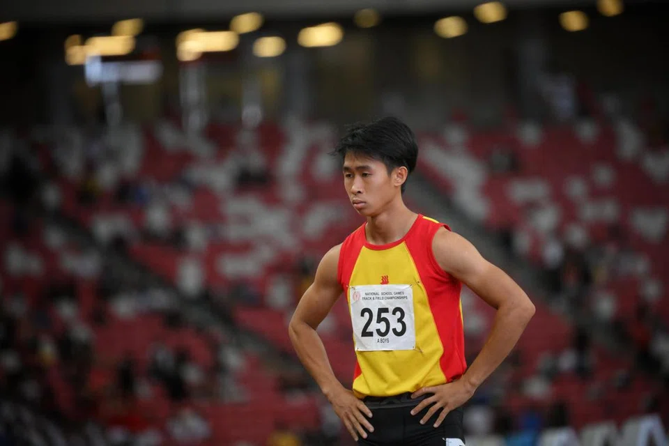 Pelari lompat pagar, Kho Yuan Zu, daripada Institusi Hwa Chong, semasa acara larian berganti-ganti 4x400m dalam peringkat akhir pada 19 April, hilang kelayakan dalam saringan 400m Divisyen A pada 5 April.