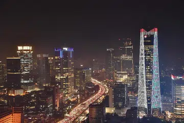 EKONOMI INDONESIA: Pemandangan bandar Jakarta, ibu kota Indonesia. Seperti banyak negara lain,Indonesia menghadapi risiko pertumbuhan ekonomi sejagat yang lebih lemah dan ketegangan dagangan antara Amerika Syarikat dengan China. Berbanding ekonomi Asia Tenggara yang bergantung kepada eksport seperti Malaysia dan Thailand, Indonesia lebih bergantung kepada sumber domestik bagai mendorong pertumbuhan ekonominya seperti perbelanjaan rakyatnya.