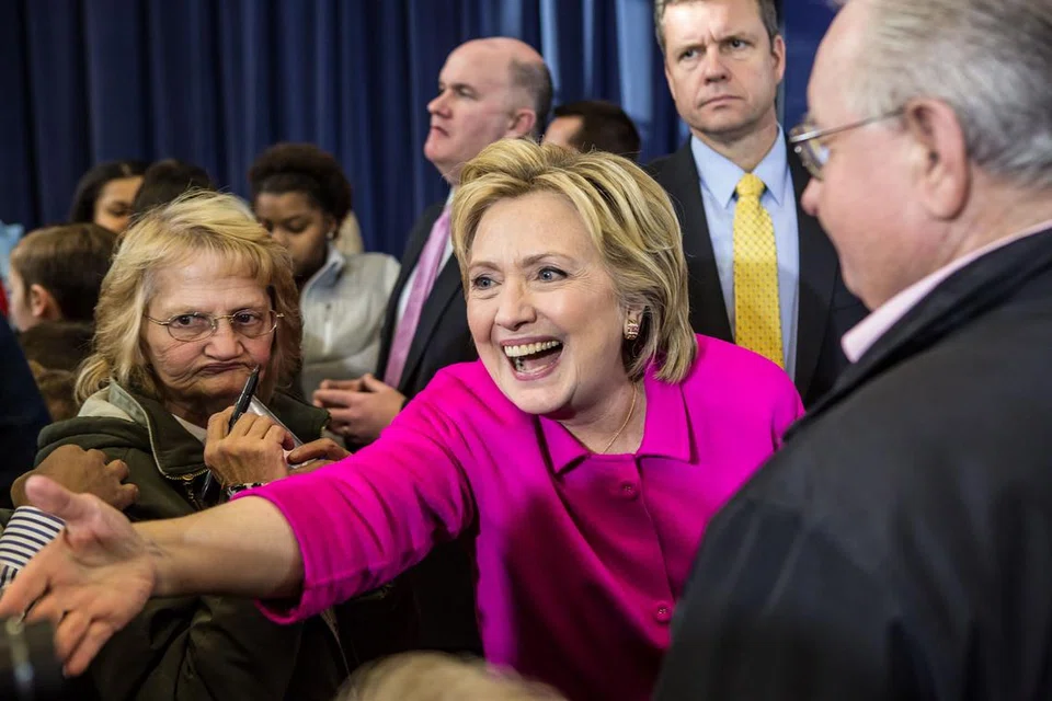 WAWANCARA BINTANG PUJAAN: Yuna (kanan) berpeluang mewawancara pelakon berkarisma, Cate Blanchett, yang memiliki aura luar biasa, tegas dan tidak mengejar glamor. - Foto INSTAGRAM YUNA CIK HILLARY CLINTON: Disenangi Yuna kerana keberaniannya bersaing di arena politik yang dikuasai lelaki. - Foto AFP