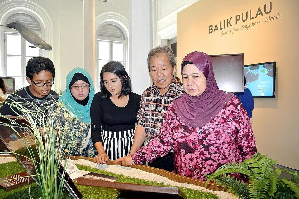 PEMERGIAN SEORANG BIDUAN: Allahyarham Sugiman Jahuri (dua dari kanan) yang terkenal dengan lagu Kisah Cinta kelihatan bersama isteri, Cik Annah Sarip (kanan) dan anak, Cik Roselimnah Sugiman (dua dari kiri) dan dua cucu mereka, Md Syafiq Saat dan Nur Farhana Saat dirakam mengunjungi pameran Balik Pulau: Kisah dari Pulau-Pulau Singapura, di Muzium Negara pada 10 Jun 2014. Kunjungan itu amat bermakna buat mereka memandangkan mereka merupakan bekas penduduk Pulau Bukom Besar. - Foto fail