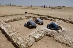 ANTARA MASJID TERTUA DUNIA: Pekerja Islam daripada Penguasa Kepurbaan Israel (IAA) solat di masjid purba yang baru ditemui mereka di Bedouin, di kawasan padang pasir Negev di Israel pada 18 Julai 2019.