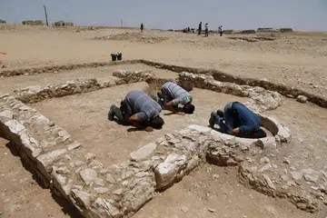 ANTARA MASJID TERTUA DUNIA: Pekerja Islam daripada Penguasa Kepurbaan Israel (IAA) solat di masjid purba yang baru ditemui mereka di Bedouin, di kawasan padang pasir Negev di Israel pada 18 Julai 2019.