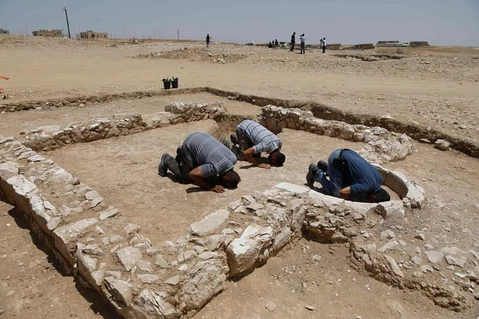 ANTARA MASJID TERTUA DUNIA: Pekerja Islam daripada Penguasa Kepurbaan Israel (IAA) solat di masjid purba yang baru ditemui mereka di Bedouin, di kawasan padang pasir Negev di Israel pada 18 Julai 2019.