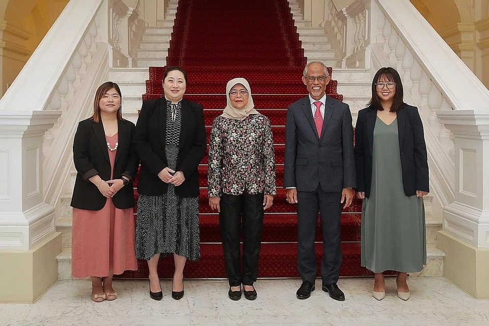 SUMBANGAN DIIKTIRAF: Puan Halimah bersama Menteri Pembangunan Sosial dan Keluarga, Encik Masagos Zulkifli Masagos Mohamad, bergambar bersama penerima Anugerah Pekerja Sosial Cemerlang, Cik Karen Kwa (dua dari kiri), dan penerima Anugerah Pekerja Sosial Harapan, Cik Janet Liam (paling kiri) serta Cik Peggy Lim (paling kanan) di Istana semalam. - Foto BH oleh GIN TAY
