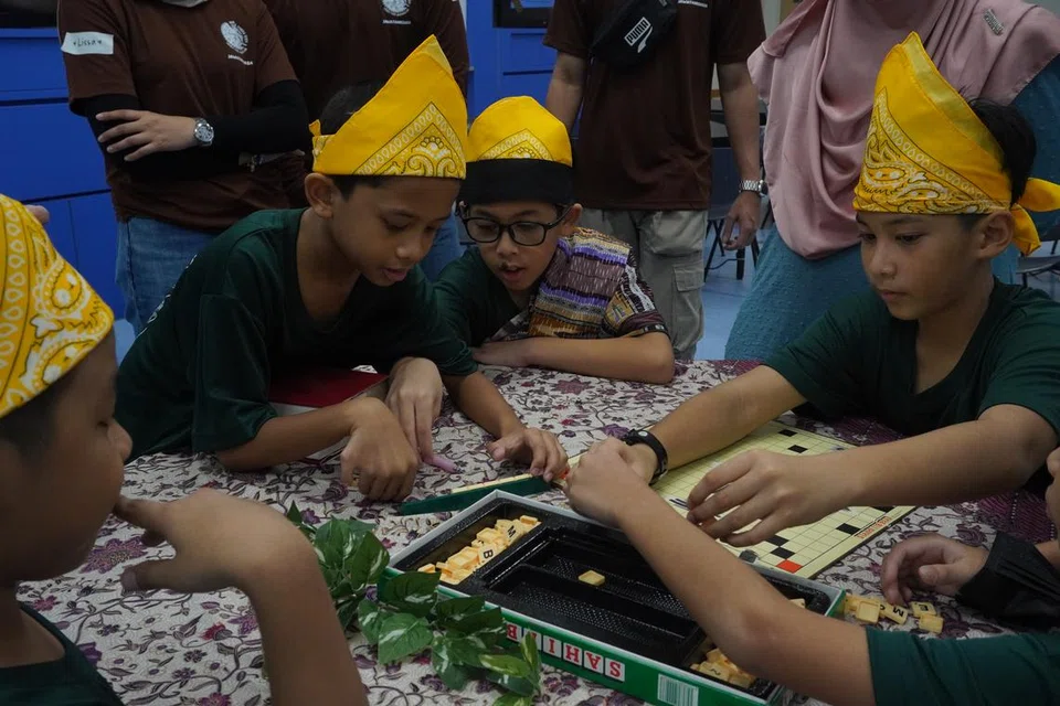 Murid sekolah rendah bermain permainan sahibba di salah satu stesen ‘Amazing Race’ semasa acara Rentas Pantas 2024 pada 2 Mac.