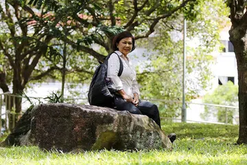 RASA KERDIL: Mendaki gunung membuat Cik Noor Aishah rasa kerdil dan menguatkan lagi hubungan rohani beliau bersama Tuhan. - Foto BM oleh JEREMY KWAN 