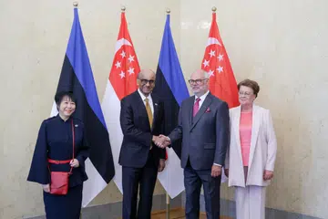 Presiden Tharman Shanmugaratnam (dua dari kiri) bersama Presiden Estonia Alar Karis (tiga dari kiri) berjabat tangan tanda mengukuhkan lagi hubungan antara Singapura dengan Estonia semasa lawatan beliau ke sana pada 25 Jun. Bersama mereka ialah isteri Tuan Presiden, Puan Jane Ittogi (paling kiri) dan isteri Encik Karis, Cik Sirje Karis. 