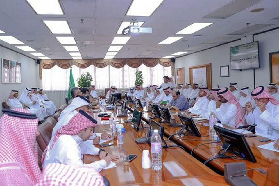 BUAT PERSIAPAN: Para pegawai Kerajaan Arab Saudi mengadakan mesyuarat mempergiat persiapan menyambut kunjungan jutaan jemaah. - Foto ARAB NEWS