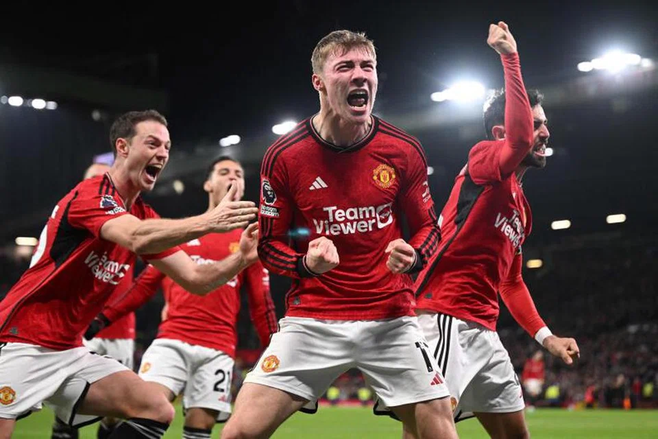 Rasmus Hojlund (tengah) dijangka kembali mempertajam barisan serangan Manchester United.