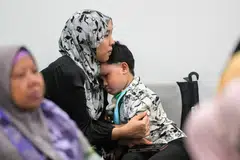 Cik Dayangku Nurafiqahwinaini bersama anak sulungnya, Muhammad Nawfal Muttaqin Muhammad Nasri, semasa majlis pemberian Habuan Aidilfitri anjuran Persatuan Ain pada 10 Mac. 