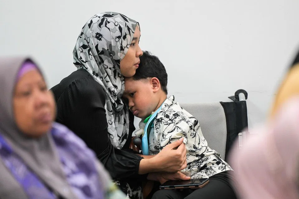 Cik Dayangku Nurafiqahwinaini bersama anak sulungnya, Muhammad Nawfal Muttaqin Muhammad Nasri, semasa majlis pemberian Habuan Aidilfitri anjuran Persatuan Ain pada 10 Mac. 