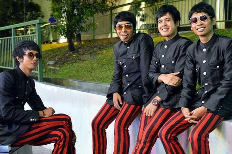 TIMBA PENGALAMAN: Band rock n' roll setempat, The Pinholes - (dari kiri) pemain bes, Muhammad Ridhwan Roslan (Wando Diao), vokalis dan pemain gitar Mohamad Famie Suliman (Famie); pemain gitar dan vokal, Hailrul Shaharudin Hanafiah (Dd); dan pemain dram Muhammad Shari Ismail (Shari) - berharap mendapat lebih banyak peluang membuat persembahan di luar negara supaya dapat menimba pengalaman. - FOTO KHALID BABA