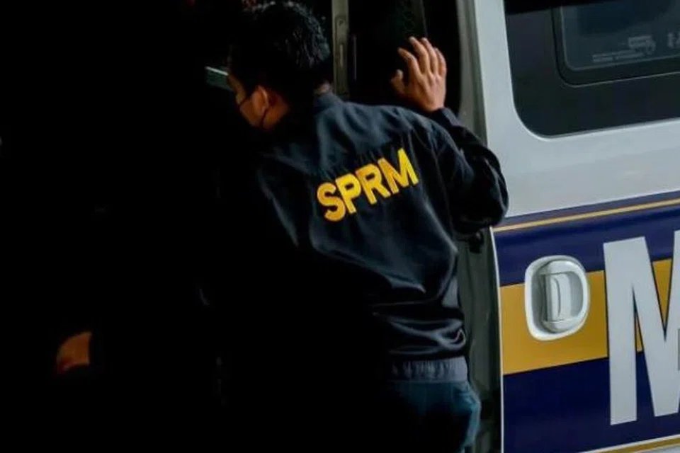 Suruhanjaya Pencegahan Rasuah Malaysia (SPRM) menyita wang tunai lebih RM100 juta selepas menyerbu kediaman seorang daripada empat pegawai mantan perdana menteri Datuk Seri Ismail Sabri Yaakob yang sedang disiasat atas dakwaan salah guna kuasa dan pengubahan wang haram.