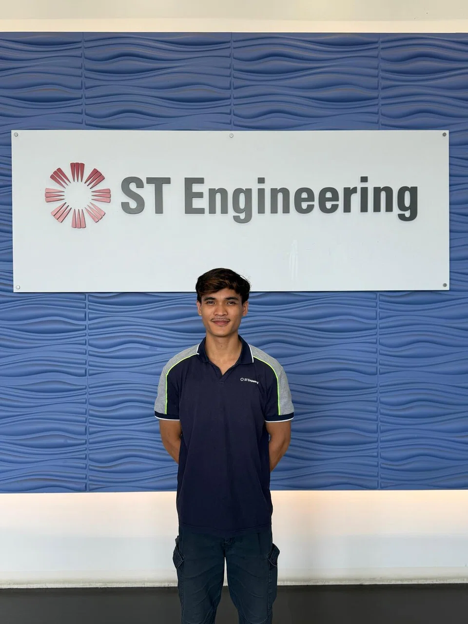 Encik Ali Fadhli Shamsuddin menerima Anugerah Best Rookie for Component Repair daripada majikannya, ST Engineering, pada 2024