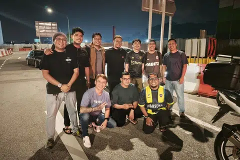 Allahyarham Syafidi (kanan, diri) dan Encik Faizal (kiri, diri) ceria bersama rakan sekelas selepas tamat peperiksaan akhir pada Februari lalu. 